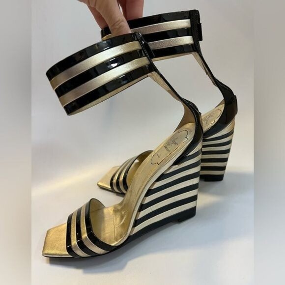 ROGER VIVIER Black Gold Stripe Patent Leather Wedge Sandals Sz 40 US 10 - Picture 7 of 16